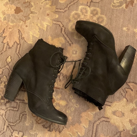 Boutique 9. Leather Lace Up Ankle Booties with Faux Fur lining size 9 - Picture 5 of 15